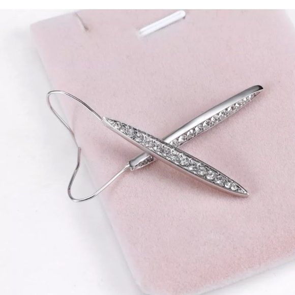 NEW!💙💎LONG! DROP! SPARKLE! DANGLERS!💎💙SILVERY! - Picture 7 of 8